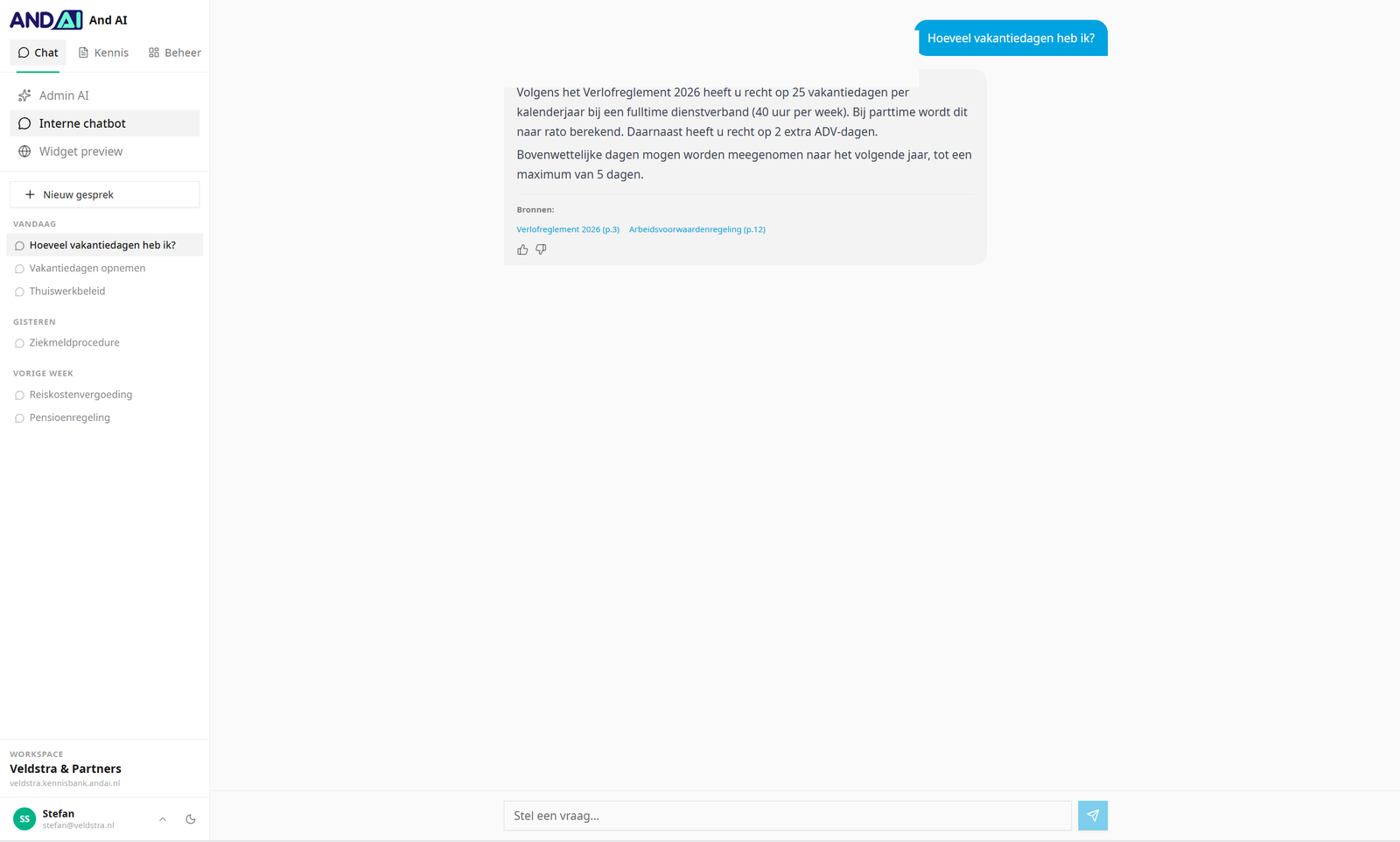 Interne chat van de Knowledge Assistant beantwoordt een personeelsvraag, met bronvermelding naar verlofreglement en arbeidsvoorwaardenregeling
